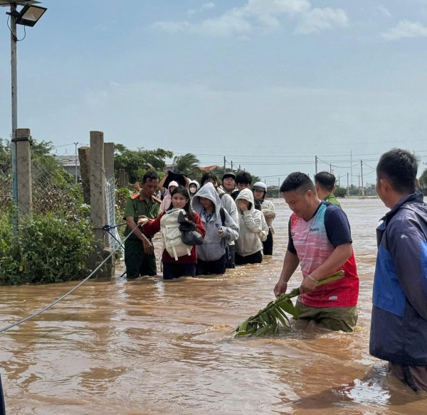 Nhiều khu vực ở Khánh Hòa ngập cục bộ sau mưa lớn Nhiều khu vực ở Khánh Hòa ngập cục bộ sau mưa lớn