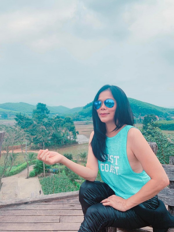 Sao Việt khỏe đẹp: Mỹ Lệ giữ dáng nhờ chăm làm vườn