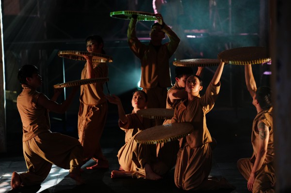 Du khách đổ về xem biểu diễn thực cảnh tại nhà máy chè cổ 1927 Du khách đổ về xem biểu diễn thực cảnh tại nhà máy chè cổ 1927