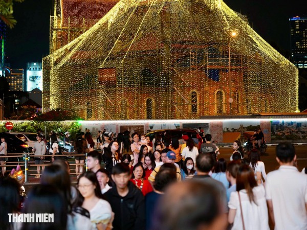 Từ nay đến Giáng sinh, có được vào tham quan nhà thờ Đức Bà? Từ nay đến Giáng sinh, có được vào tham quan nhà thờ Đức Bà?