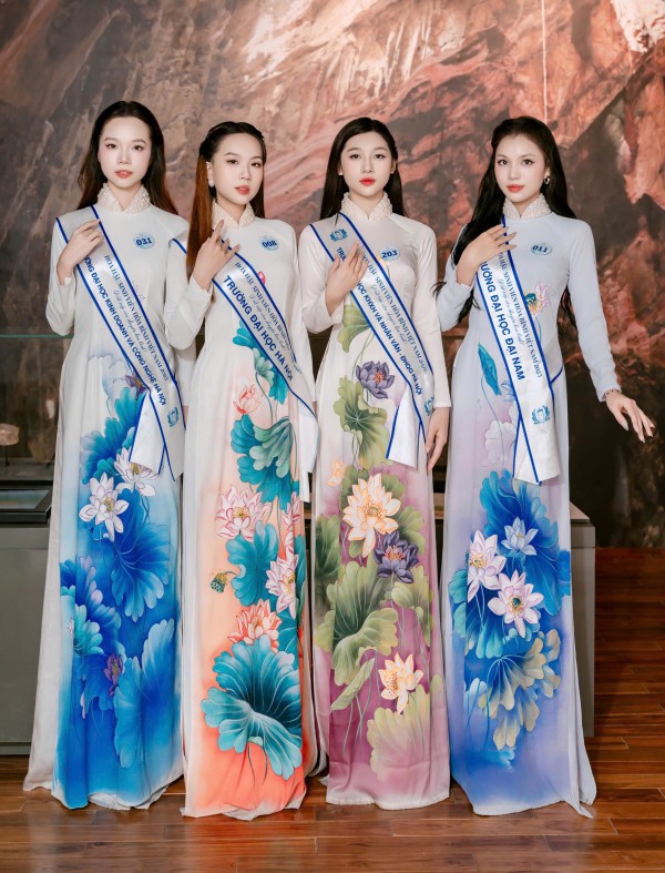 Thí sinh Hoa hậu sinh viên Hòa bình Việt Nam khoe sắc với áo dài Thí sinh Hoa hậu sinh viên Hòa bình Việt Nam khoe sắc với áo dài