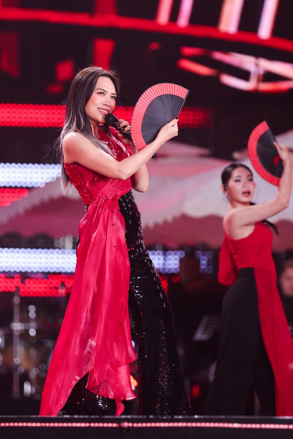 Những bộ cánh tôn vóc dáng cho Mỹ Tâm trên sân khấu concert Những bộ cánh tôn vóc dáng cho Mỹ Tâm trên sân khấu concert