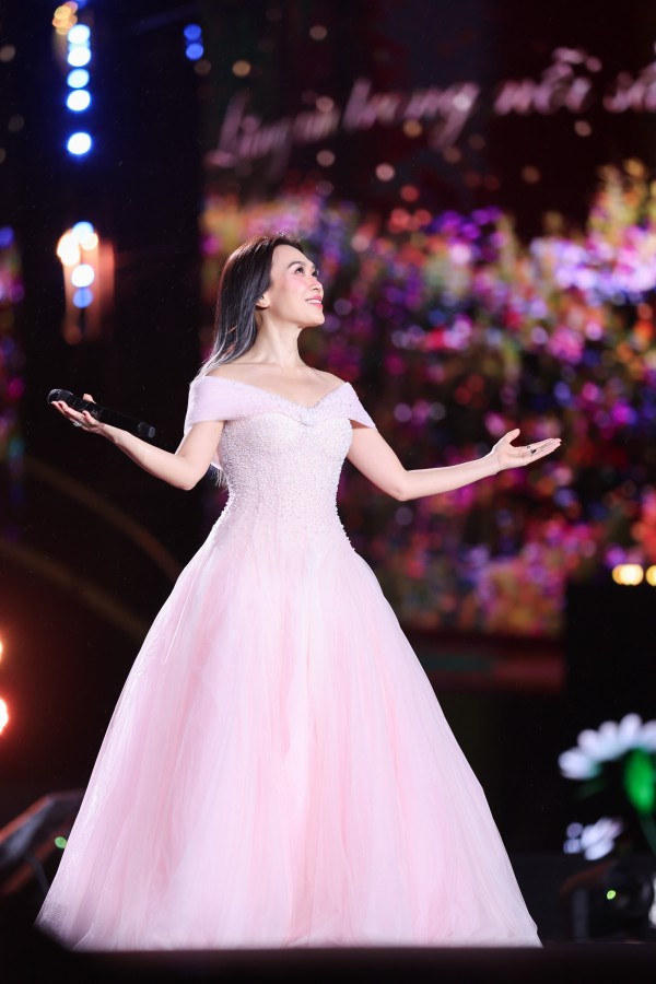 Những bộ cánh tôn vóc dáng cho Mỹ Tâm trên sân khấu concert Những bộ cánh tôn vóc dáng cho Mỹ Tâm trên sân khấu concert