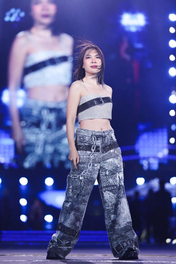 Những bộ cánh tôn vóc dáng cho Mỹ Tâm trên sân khấu concert Những bộ cánh tôn vóc dáng cho Mỹ Tâm trên sân khấu concert