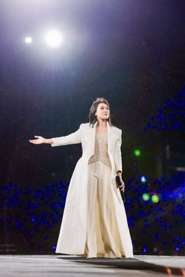 Những bộ cánh tôn vóc dáng cho Mỹ Tâm trên sân khấu concert Những bộ cánh tôn vóc dáng cho Mỹ Tâm trên sân khấu concert