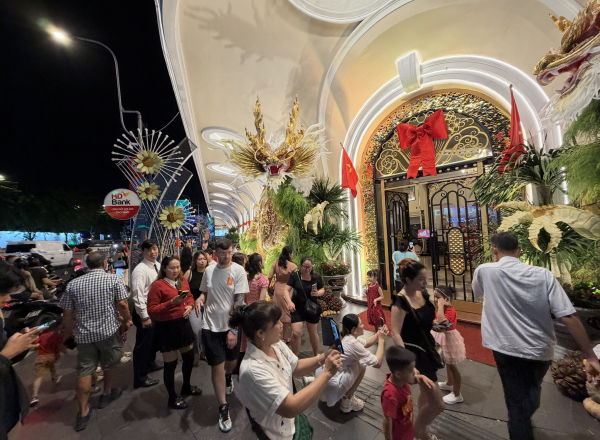 Cặp song long khổng lồ tại khách sạn 1 thế kỷ ở TP.HCM Cặp song long khổng lồ tại khách sạn 1 thế kỷ ở TP.HCM