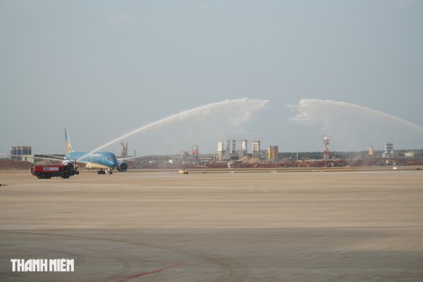 Cận cảnh máy bay lớn nhất Việt Nam Boeing 787 Dreamliner đáp sân bay Long Thành Cận cảnh máy bay lớn nhất Việt Nam Boeing 787 Dreamliner đáp sân bay Long Thành