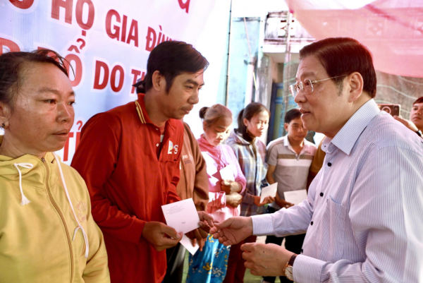 Ông Phan Đình Trạc dự lễ khởi công xây nhà cho bà con vùng lũ ở Lâm Đồng Ông Phan Đình Trạc dự lễ khởi công xây nhà cho bà con vùng lũ ở Lâm Đồng