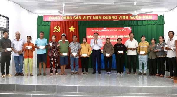 Ông Phan Đình Trạc dự lễ khởi công xây nhà cho bà con vùng lũ ở Lâm Đồng Ông Phan Đình Trạc dự lễ khởi công xây nhà cho bà con vùng lũ ở Lâm Đồng