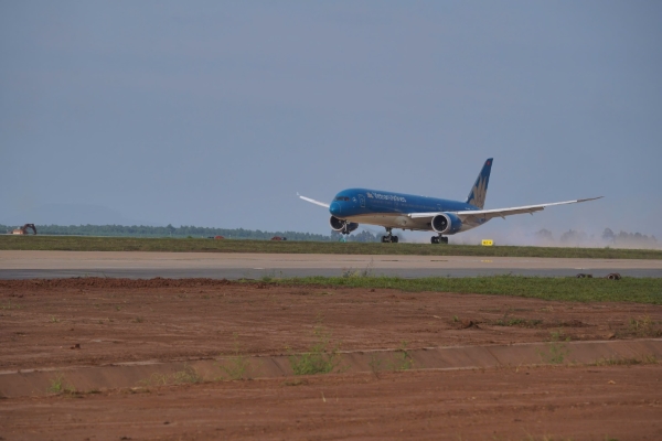 may-bay-da-dap-thanh-cong-xuong-san-bay-long-thanh