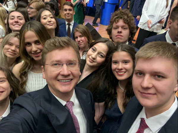 Hé lộ cuộc sống ở Nga của gia đình cựu Tổng thống Syria Assad Hé lộ cuộc sống ở Nga của gia đình cựu Tổng thống Syria Assad