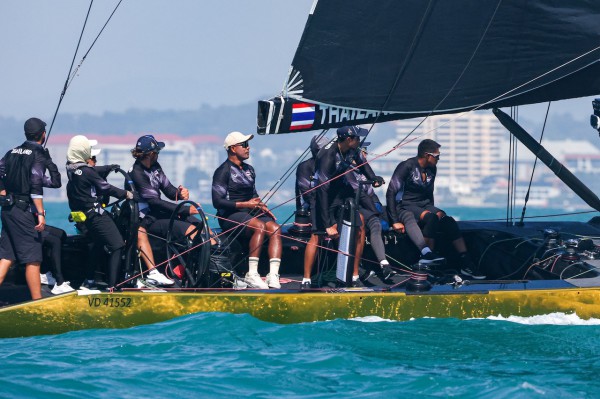 Thú vị hình ảnh Hoàng hậu Suthida làm hoa tiêu, thuyền buồm Thái Lan bứt tốc: Sắp giành HCV SEA Games