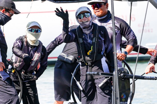 Thú vị hình ảnh Hoàng hậu Suthida làm hoa tiêu, thuyền buồm Thái Lan bứt tốc: Sắp giành HCV SEA Games