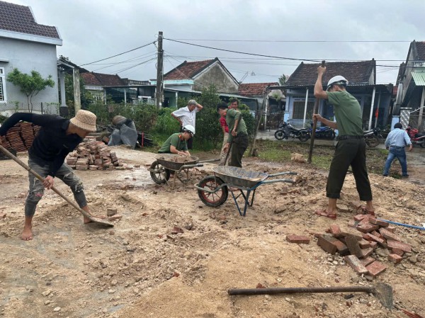 Công an tỉnh Đắk Lắk tăng cường lực lượng xây dựng nhà cho người dân Công an tỉnh Đắk Lắk tăng cường lực lượng xây dựng nhà cho người dân