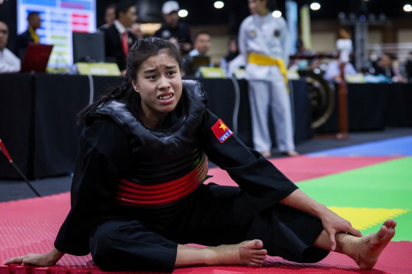 Xúc động hình ảnh nữ võ sĩ Việt Nam tự nắn ngón chân vì giãn dây chằng, tiếp tục chiến đấu Xúc động hình ảnh nữ võ sĩ Việt Nam tự nắn ngón chân vì giãn dây chằng, tiếp tục chiến đấu