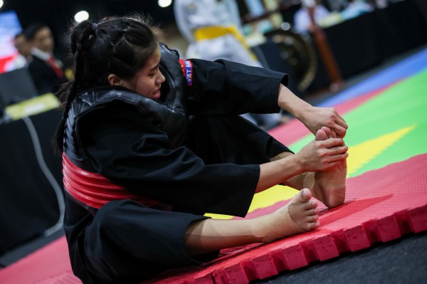 Xúc động hình ảnh nữ võ sĩ Việt Nam tự nắn ngón chân vì giãn dây chằng, tiếp tục chiến đấu Xúc động hình ảnh nữ võ sĩ Việt Nam tự nắn ngón chân vì giãn dây chằng, tiếp tục chiến đấu