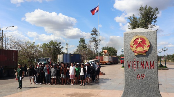 42 công dân Việt Nam chạy thoát khỏi cơ sở lừa đảo trực tuyến ở Campuchia 42 công dân Việt Nam chạy thoát khỏi cơ sở lừa đảo trực tuyến ở Campuchia