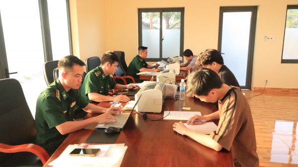 42 công dân Việt Nam chạy thoát khỏi cơ sở lừa đảo trực tuyến ở Campuchia 42 công dân Việt Nam chạy thoát khỏi cơ sở lừa đảo trực tuyến ở Campuchia
