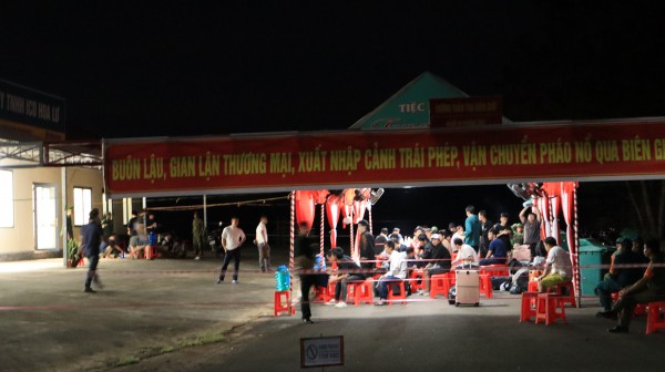 42 công dân Việt Nam chạy thoát khỏi cơ sở lừa đảo trực tuyến ở Campuchia 42 công dân Việt Nam chạy thoát khỏi cơ sở lừa đảo trực tuyến ở Campuchia