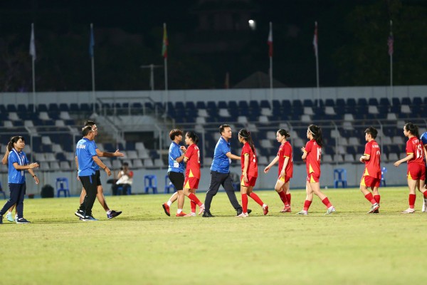 ‘Trọng tài phá hỏng trận chung kết, bóp nghẹt chúng tôi'
