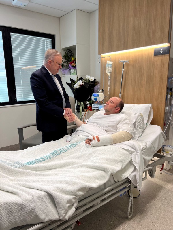 Người đàn ông dũng cảm ném gạch về phía tay súng vụ tấn công Sydney Người đàn ông dũng cảm ném gạch về phía tay súng vụ tấn công Sydney