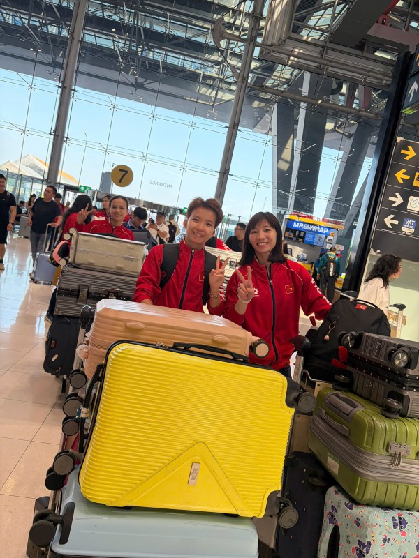 Futsal nữ Việt Nam rạng rỡ về nước sau tấm HCV lịch sử, HLV Đình Hoàng nói lời gan ruột