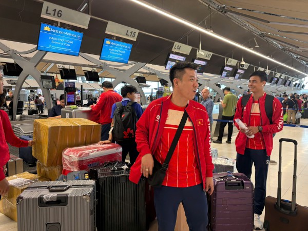 Futsal nữ Việt Nam rạng rỡ về nước sau tấm HCV lịch sử, HLV Đình Hoàng nói lời gan ruột