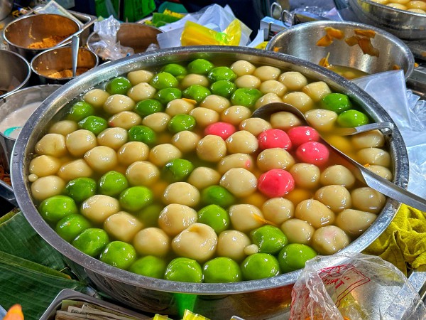 Khu Chợ Lớn ở TP.HCM rất đông người mua chè trôi nước mừng tết Đông chí