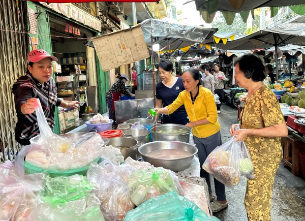 Khu Chợ Lớn ở TP.HCM rất đông người mua chè trôi nước mừng tết Đông chí