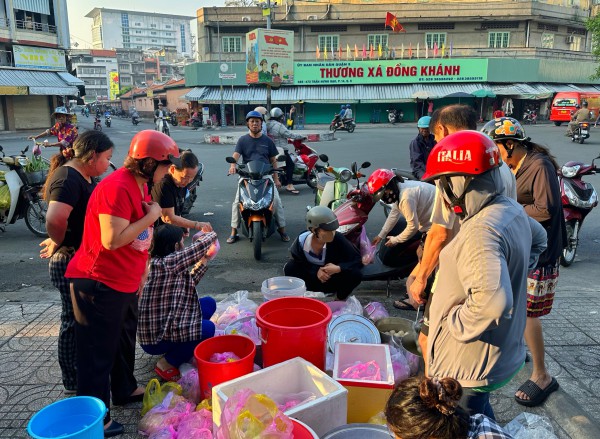 Khu Chợ Lớn ở TP.HCM rất đông người mua chè trôi nước mừng tết Đông chí