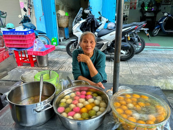 Khu Chợ Lớn ở TP.HCM rất đông người mua chè trôi nước mừng tết Đông chí