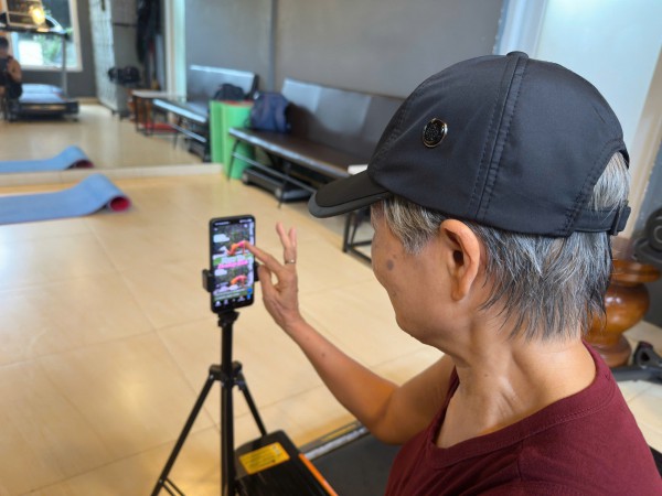 Cụ bà 72 tuổi ở Gia Lai mỗi ngày vẫn tập gym, nâng tạ