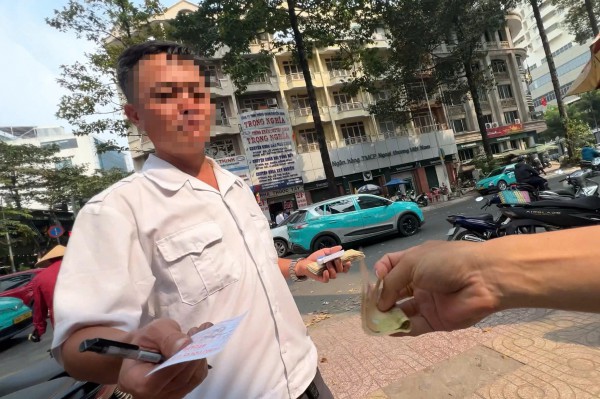 TP.HCM: Tái diễn tình trạng 'xẻ thịt' vỉa hè, thu phí giữ xe trên trời