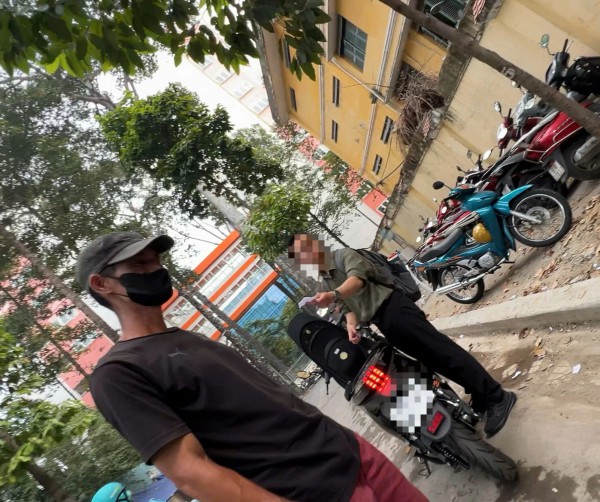 TP.HCM: Tái diễn tình trạng 'xẻ thịt' vỉa hè, thu phí giữ xe trên trời