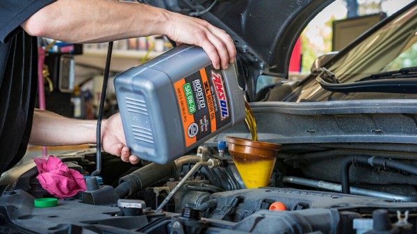 Rủi ro khi thay dầu động cơ không đúng chuẩn cho xe hybrid