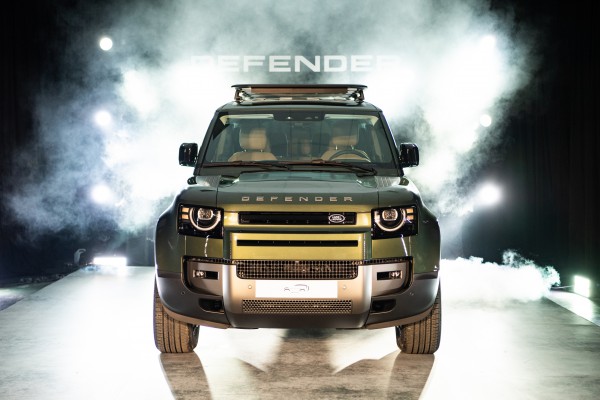 Huyền thoại off-road Land Rover Defender mới về Việt Nam, giá từ 5,1 tỉ đồng