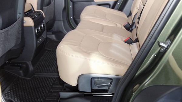 Huyền thoại off-road Land Rover Defender mới về Việt Nam, giá từ 5,1 tỉ đồng