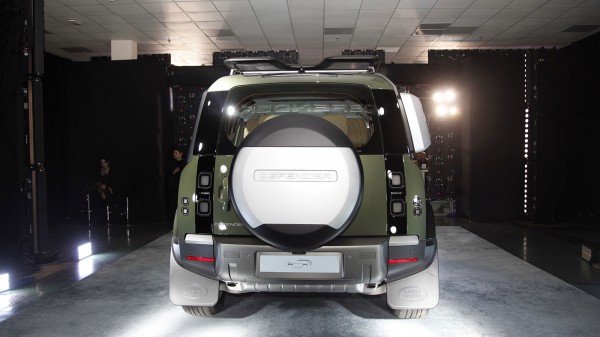 Huyền thoại off-road Land Rover Defender mới về Việt Nam, giá từ 5,1 tỉ đồng