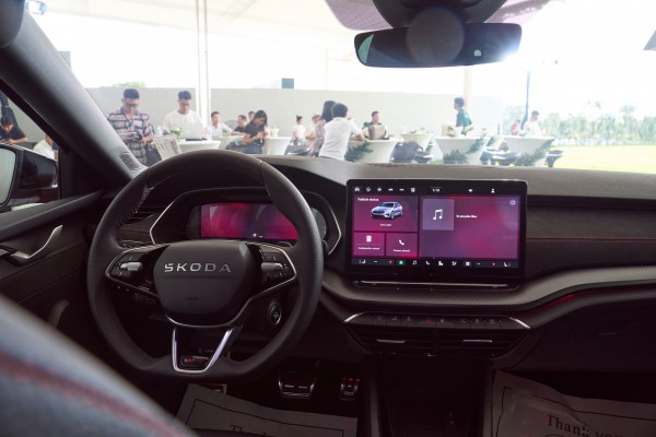 Sedan thể thao Skoda Octavia RS có gì hấp dẫn khách Việt?