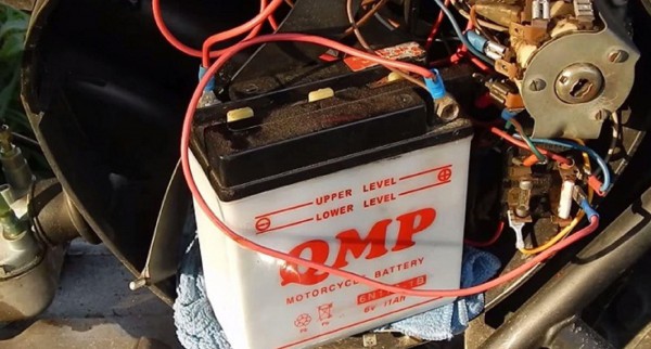 Xe máy 'trùm mền' lâu ngày: Có cần tháo bình ắc-quy để bảo vệ xe?