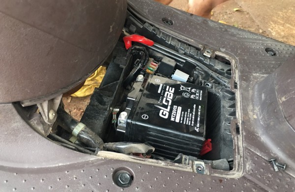 Xe máy 'trùm mền' lâu ngày: Có cần tháo bình ắc-quy để bảo vệ xe?