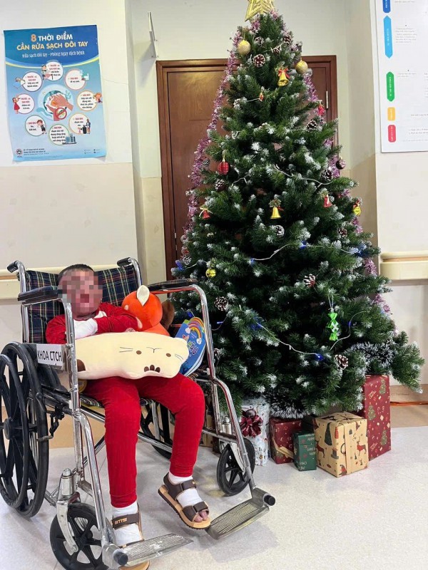 96 ngày 'chiến đấu' của bé trai 5 tuổi bị cha đốt xăng phỏng 80%