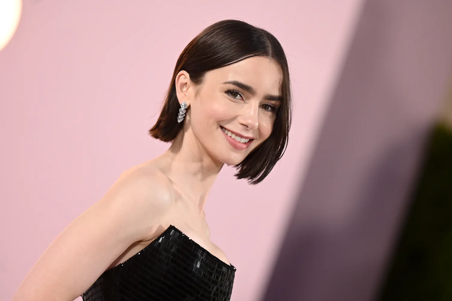 Bí quyết giúp Lily Collins tỏa sáng từ phim ra ngoài đời