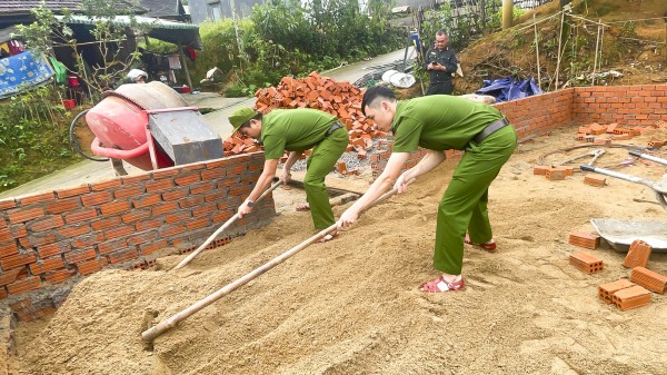 Tái thiết vùng rốn lũ: Tuổi trẻ Công an Quảng Ngãi dựng nhà cho dân ăn tết