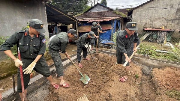 Tái thiết vùng rốn lũ: Tuổi trẻ Công an Quảng Ngãi dựng nhà cho dân ăn tết
