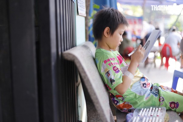 Cha chạy xe ôm 'còn 2 triệu đồng' cứu con ung thư: Được giúp 601 triệu đồng