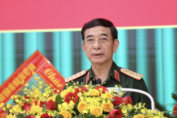 Đại tướng Phan Văn Giang trao Huân chương Bảo vệ Tổ quốc hạng nhất cho Quân khu 7