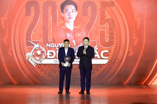 Hoàng Đức lập hat-trick Quả bóng vàng Việt Nam, Bích Thùy xúc động khi được vinh danh đặc biệt