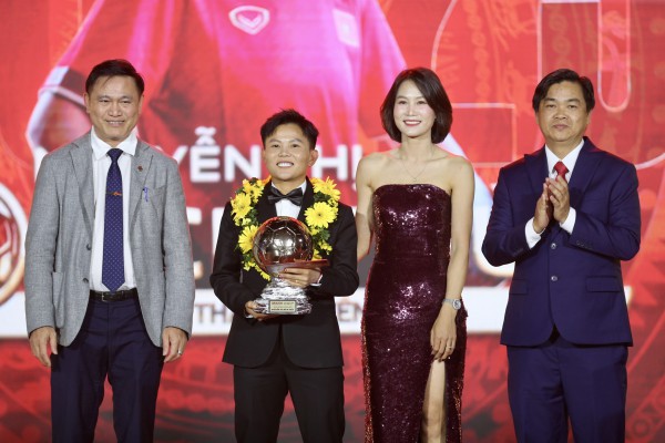 Hoàng Đức lập hat-trick Quả bóng vàng Việt Nam, Bích Thùy xúc động khi được vinh danh đặc biệt