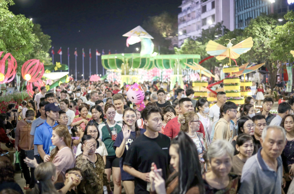 Háo hức chờ đón đường hoa Nguyễn Huệ tuổi 23